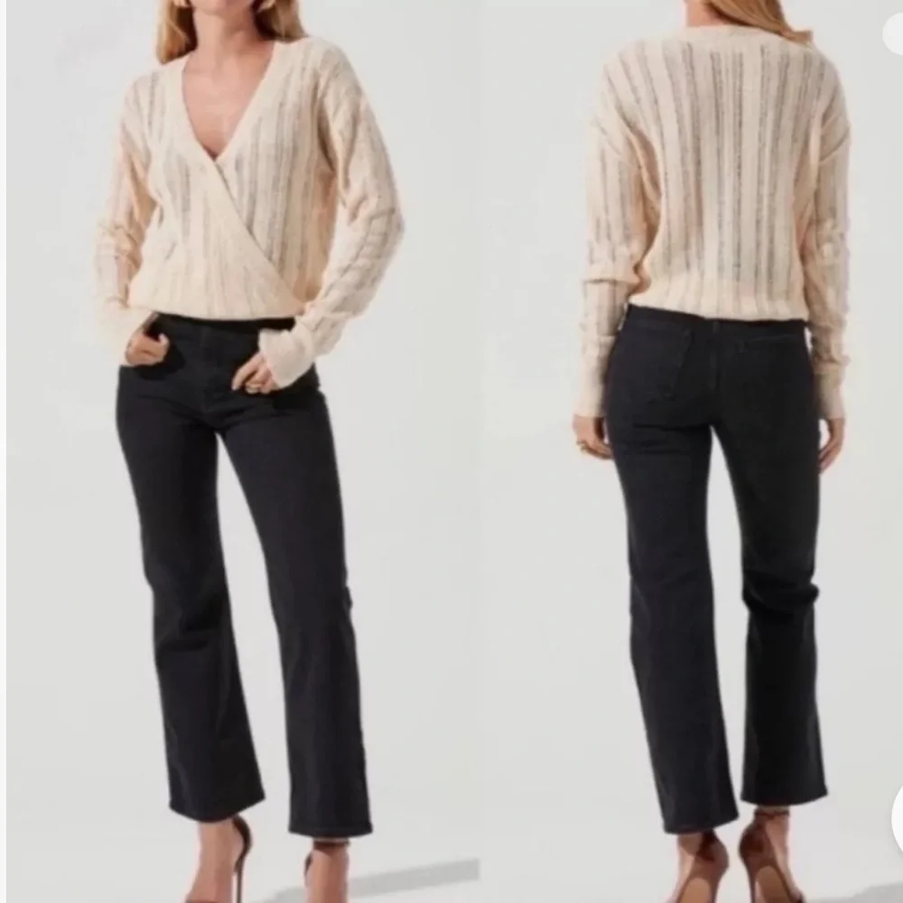 Astr‎ the Label NWT size Large cream lace long sleeve vneck wrap sweater
